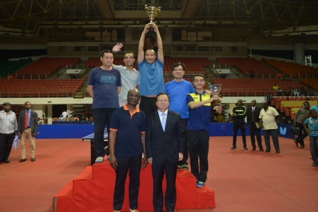 1506647322331345.jpg 田斌强总与罗杰米拉先生为团体冠亚军颁奖.JPG