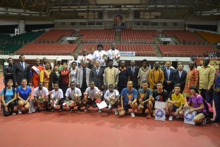 1506647382627317.jpg 中喀参赛选手与颁奖嘉宾合影.JPG