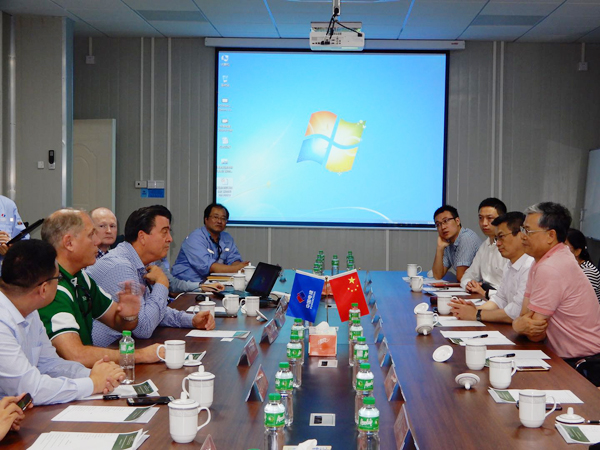 1506654035131495.jpg 李凡荣与业主交流.jpg