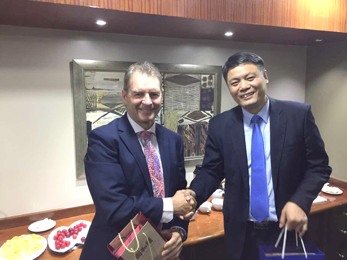 1516694101659729.jpg 梁军与标行常务行长Marais Anton合影.jpg