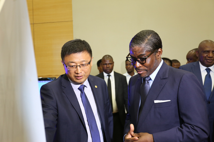 1525308580509796.jpg 刘亚中向副总统介绍918博天堂.JPG