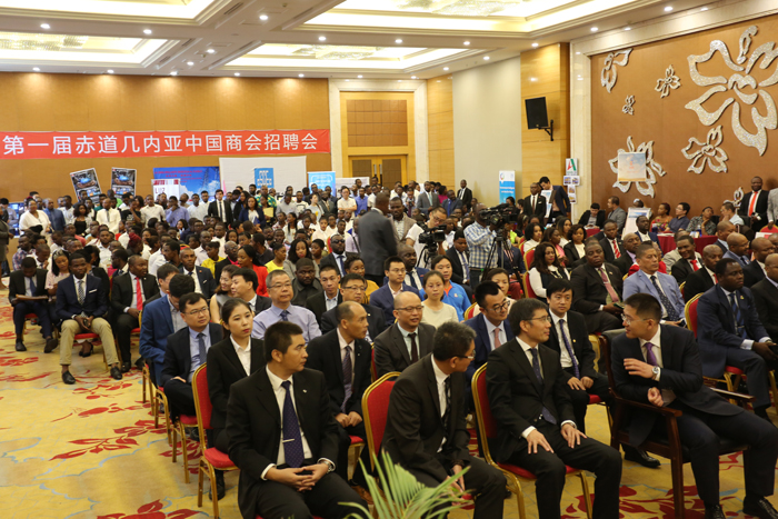 1525308591167999.jpg 招聘会现场2.jpg