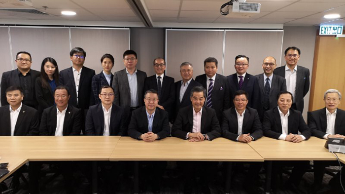 1530585726403198.jpg 周家义随访港团拜会梁振英2.jpg