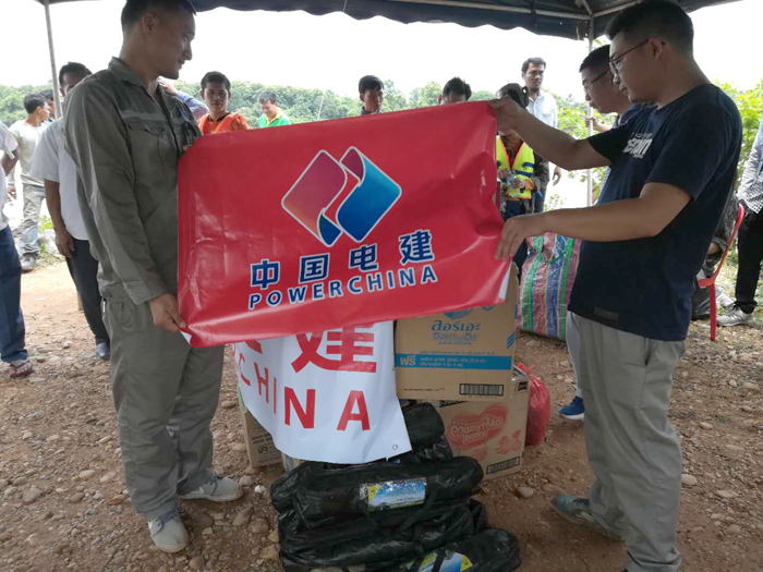 1532589283297546.jpg 醒目汉字横幅以便救助中国同胞.jpg