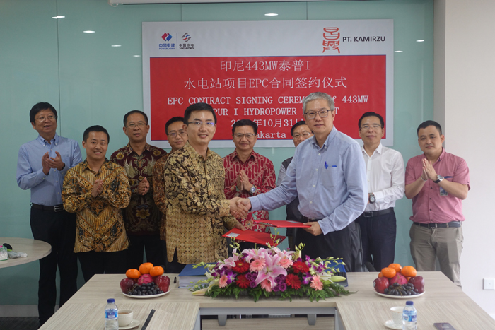 1541489043353271.jpg 签约合影.jpg