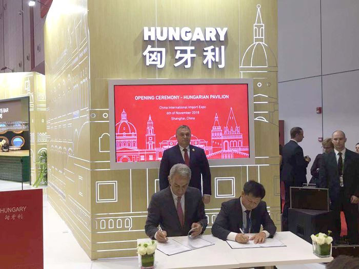 1541656435111511.jpg 签署文件.jpg