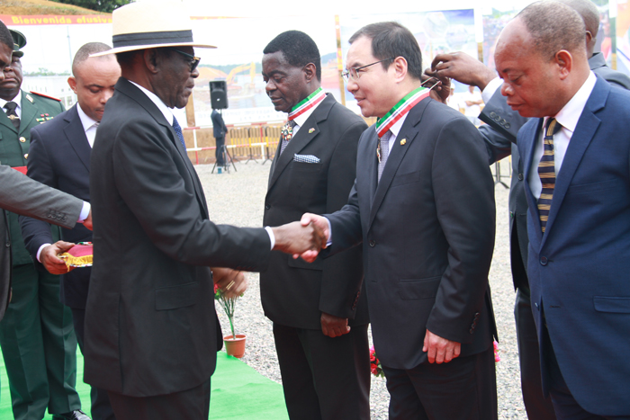 1543971034193023.jpg 5.奥比昂总统为刘宝董事长授金质勋章.JPG