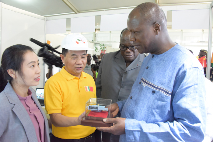 1544494757396942.jpg 高教部部长以及水利部部长参观918博天堂展台2.JPG