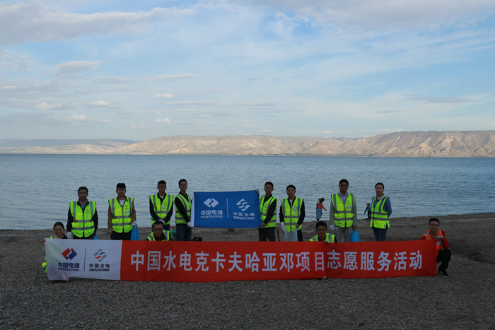 1545800480852630.jpg 图片3-志愿者在湖边合影.jpg