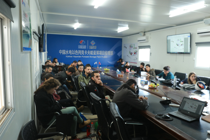 1545800486100586.jpg 图片4-大学生听取项目介绍.JPG