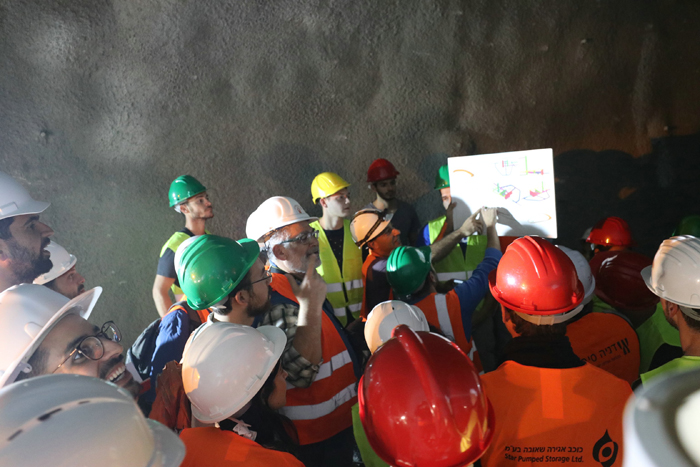 1545800493930847.jpg 图片6-现场工程师讲解工程情况.JPG