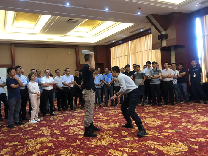 1548135935611053.jpg 教官讲解遇到持刀歹徒的逃生方式.jpg