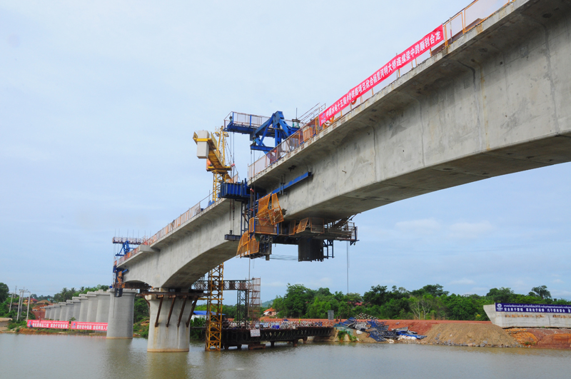 连续梁中跨合龙1.JPG
