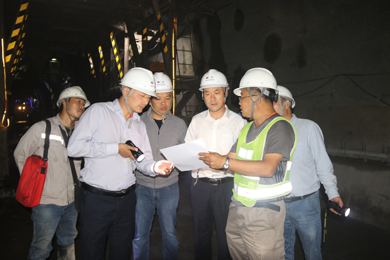 指挥长李斌、分局领导在隧道内进行技术攻关.JPG