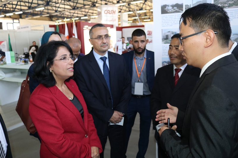 1. 向部长介绍情况.jpg