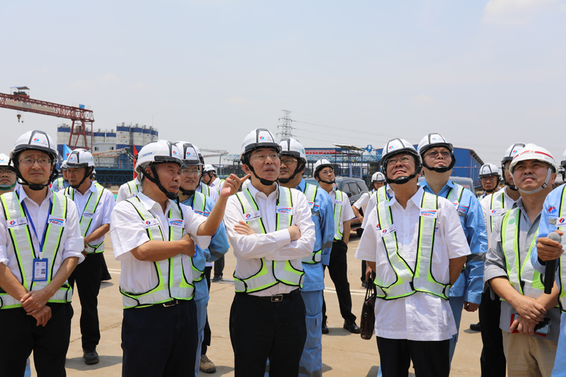 晏董事长、李燕明总视察一号梁场.jpg