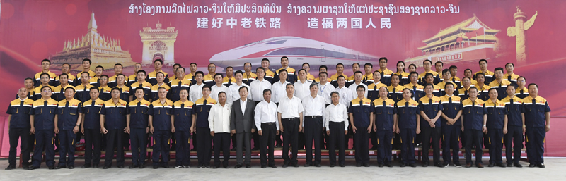 建议使用照片：汪洋考察中老铁路合影.jpg