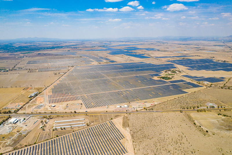 01 光伏场区鸟瞰图.jpg