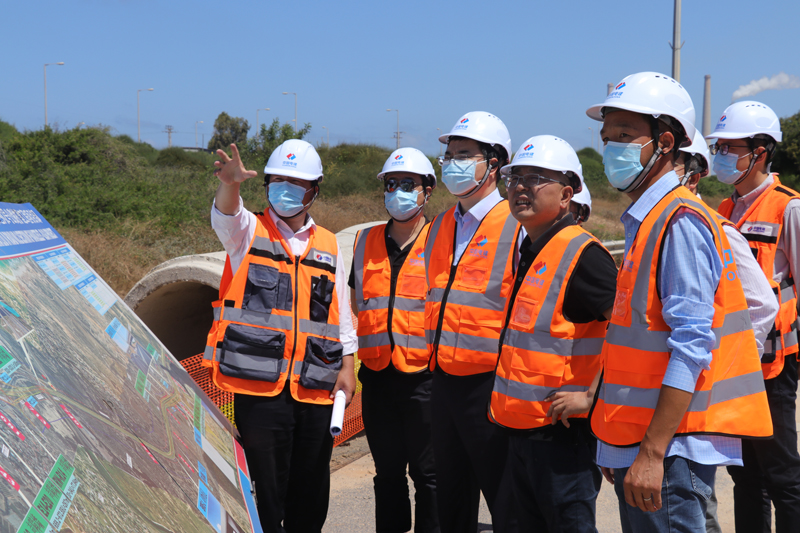 配图3-陈观福检查指导2号公路扩建工程项目.jpg