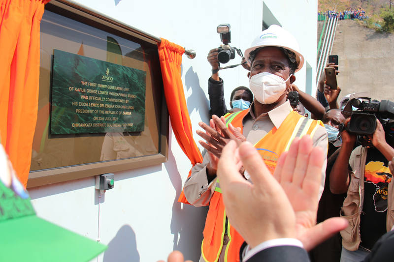 赞比亚总统为下凯富峡项目首台机组发电官方揭牌 .JPG