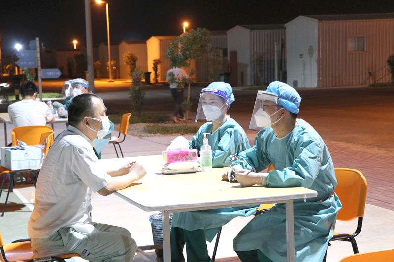巡诊队在国王港项目营地广场为员工义诊.jpg