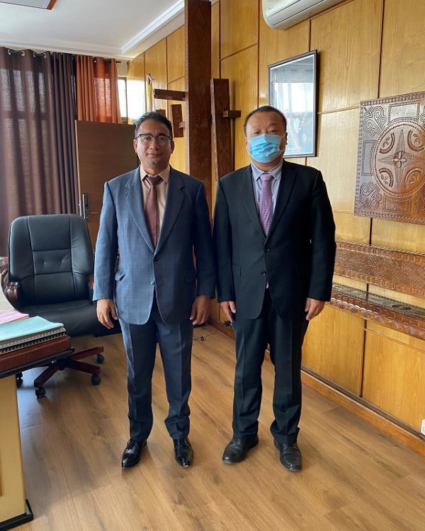 签约照片-国别代表冯超与公共工程部部长合影 - 副本.jpg