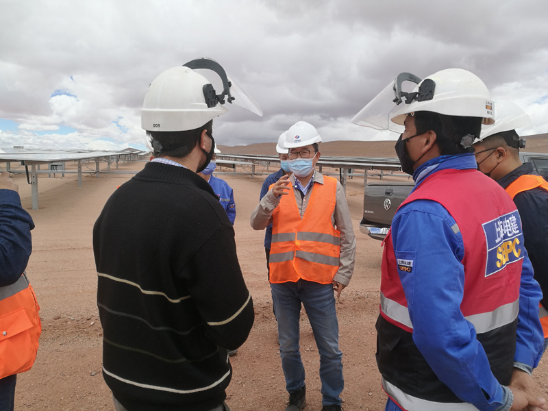 04 考察胡胡伊光伏项目部.jpg