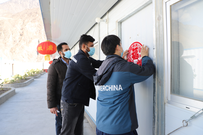 中、巴员工一起贴窗花 摄影：李可.JPG