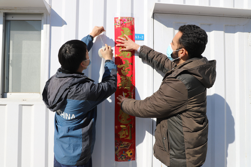 中、巴员工一起贴对联 摄影：李可.JPG