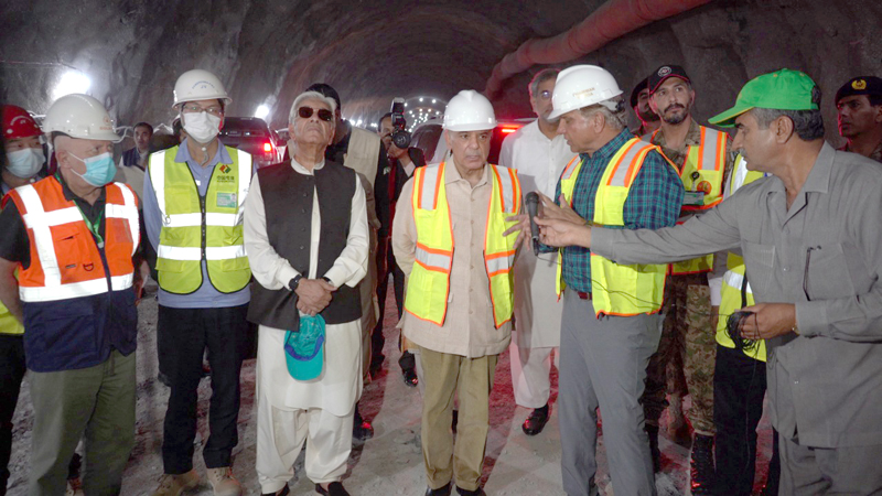 夏巴兹·谢里夫（右三）视察2号导流洞.jpg