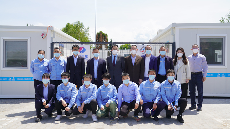 张佐大使、何丙华参赞（后排左五、左六）与我公司人员亲切合影.JPG