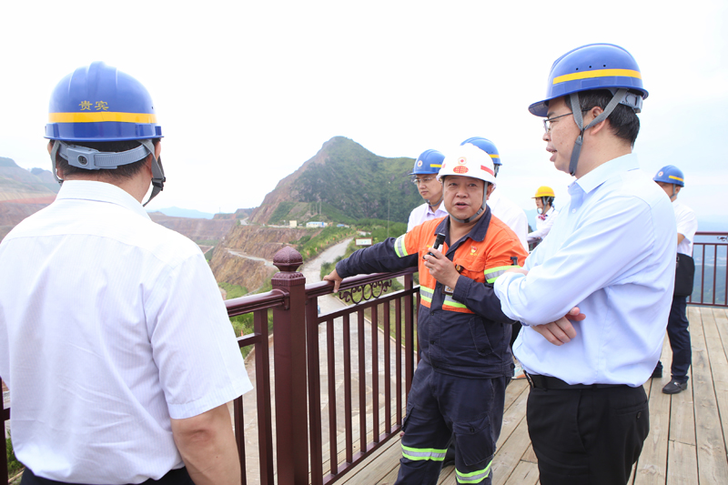 1参观紫金山金铜矿露采场.jpg