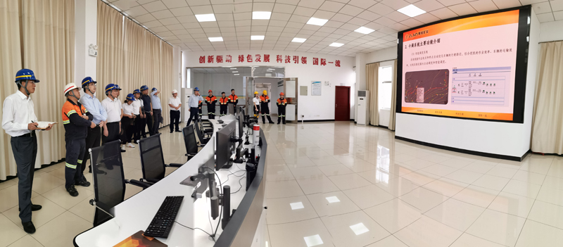 参观紫金山铜矿车调控制室 (1).jpg