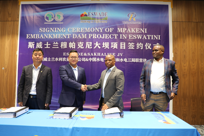 附件 穆帕克尼签约照片.jpg