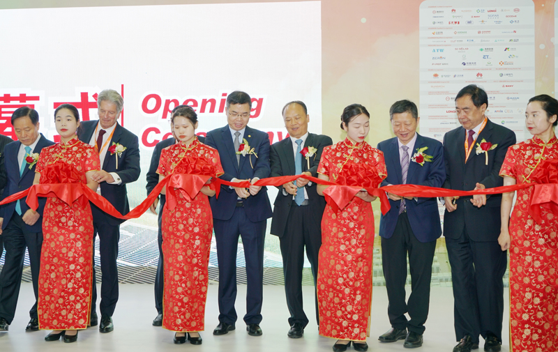02 陈总参加开幕式剪彩仪式.jpg
