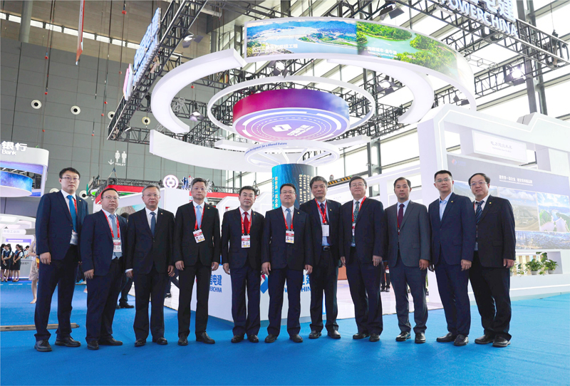 图片2 王小军在918博天堂展台合影.JPG