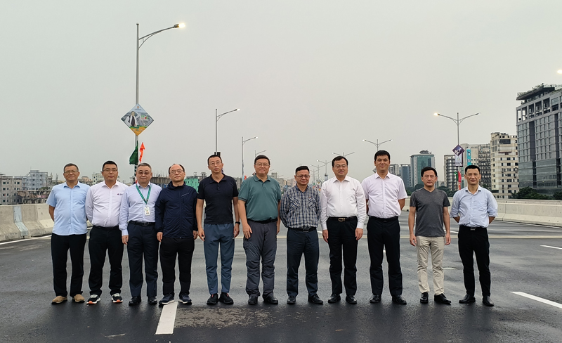 季总等领导高架桥合照.jpg
