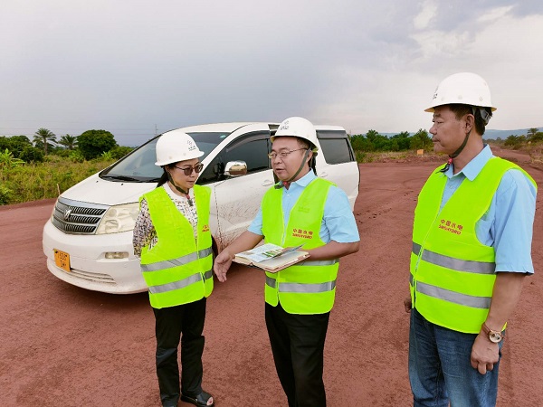 项目负责人在现场为陈明健大使介绍项目 - 副本.jpg