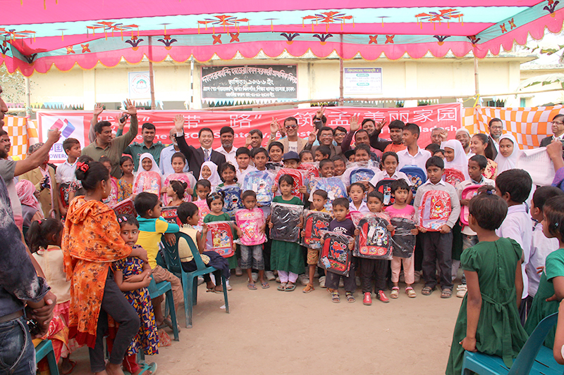 01 《“爱心温暖世界”行动》.jpg