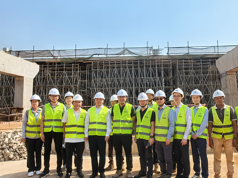 马玉辛一行考察几内亚邦贝德立交桥项目现场.jpg