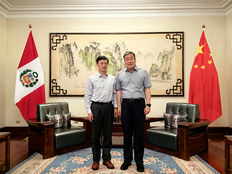 张国来与中国驻秘鲁大使宋扬合影.jpg
