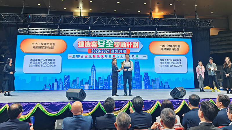 配图2 颁奖现场.jpg