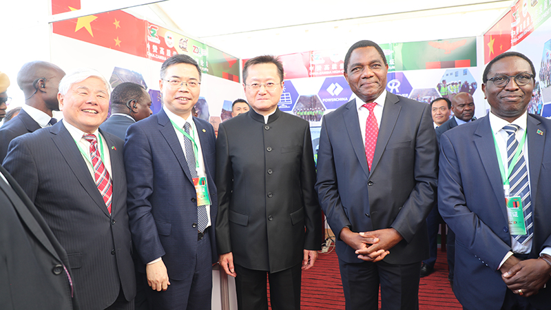 8.展台合影 -和总统大使(1)(1).JPG