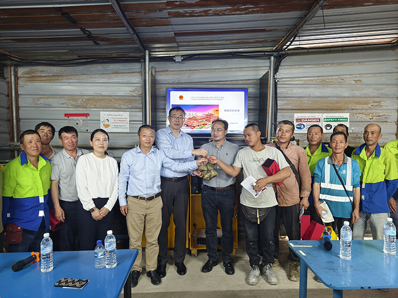 图片2 培训及发放粽子.jpg