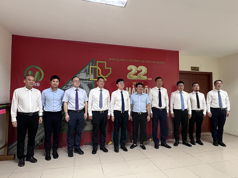 与河内城市地铁管理委员会合影.jpg